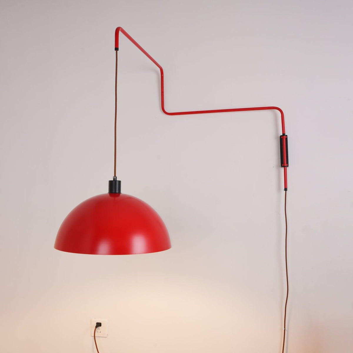 Round Plug-In Wall Lamp with Adjustable Brightness