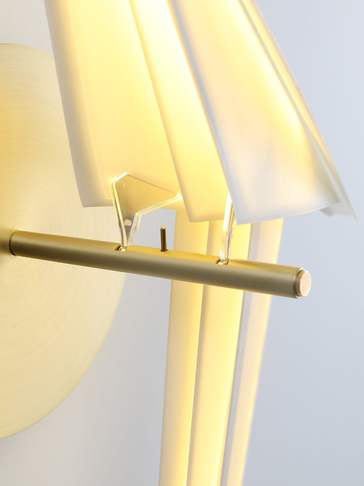 Bird-Inspired Wall Lamp with Adjustable Brightness