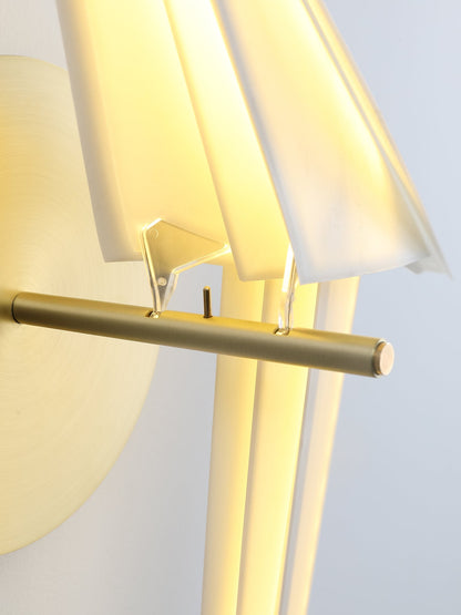 Bird-Inspired Wall Lamp with Adjustable Brightness