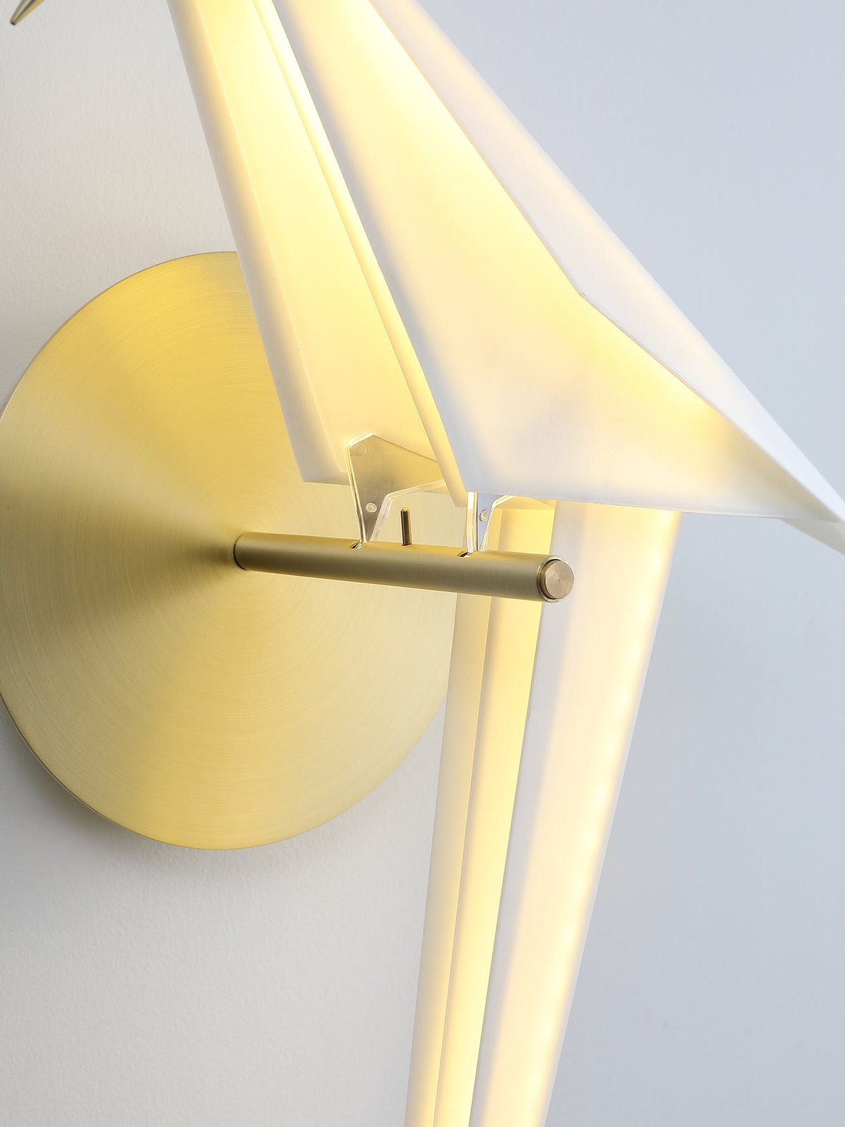 Bird-Inspired Wall Lamp with Adjustable Brightness
