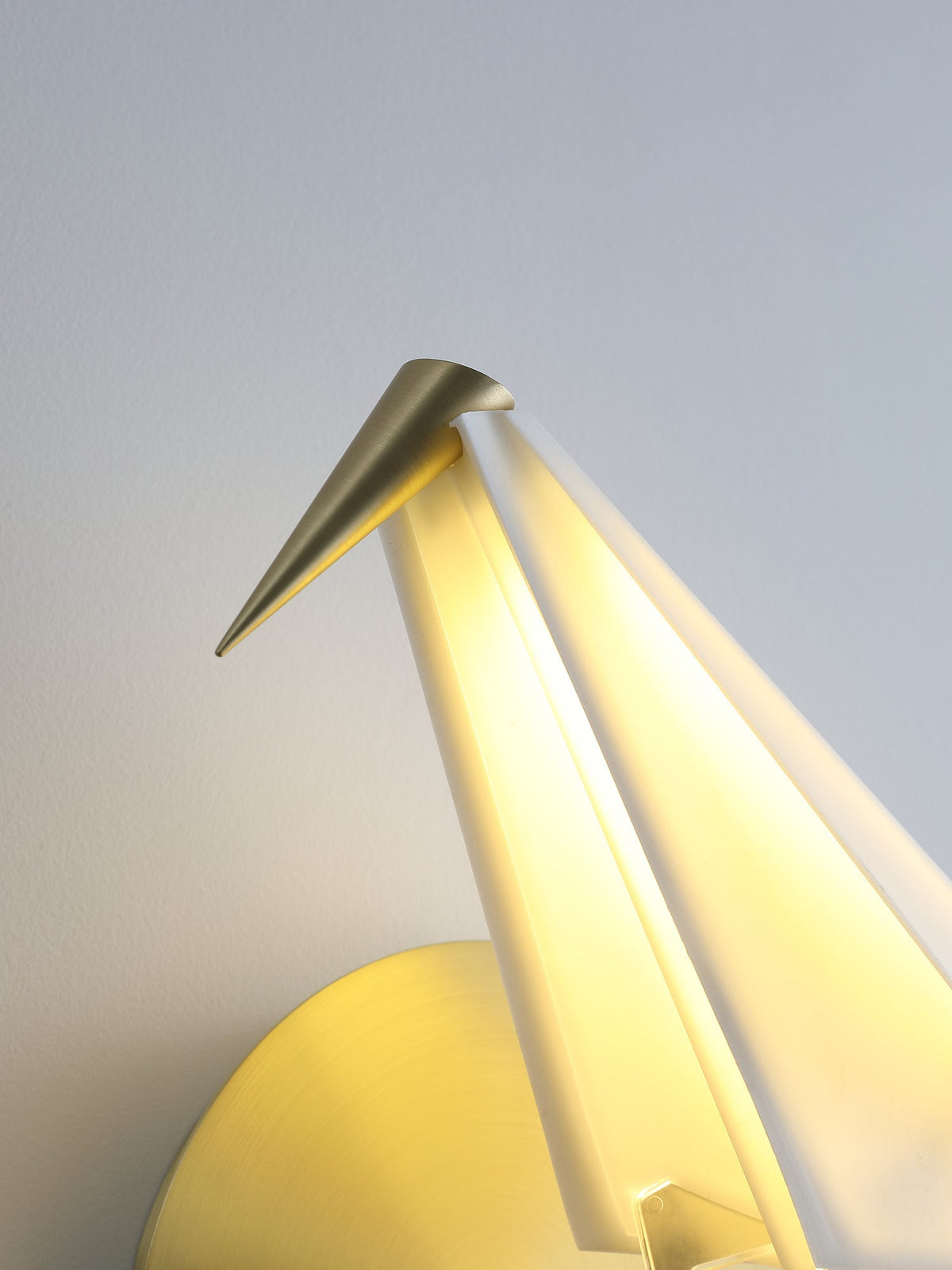 Bird-Inspired Wall Lamp with Adjustable Brightness