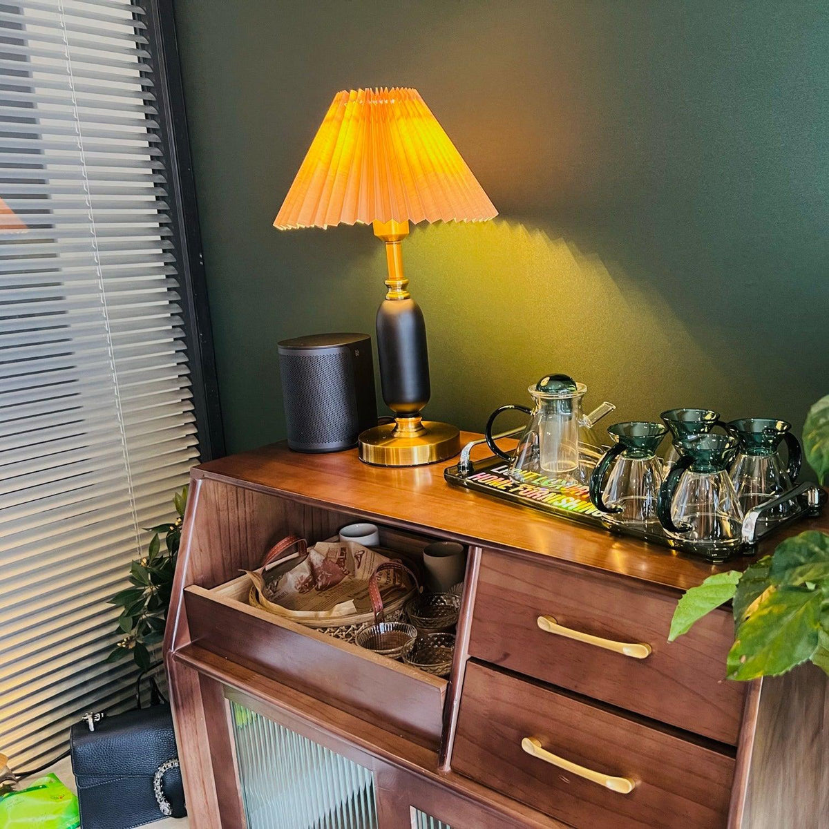 Classic Antique Table Lamp with Adjustable Brightness