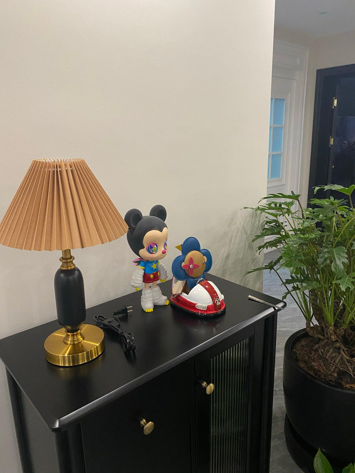 Classic Antique Table Lamp with Adjustable Brightness