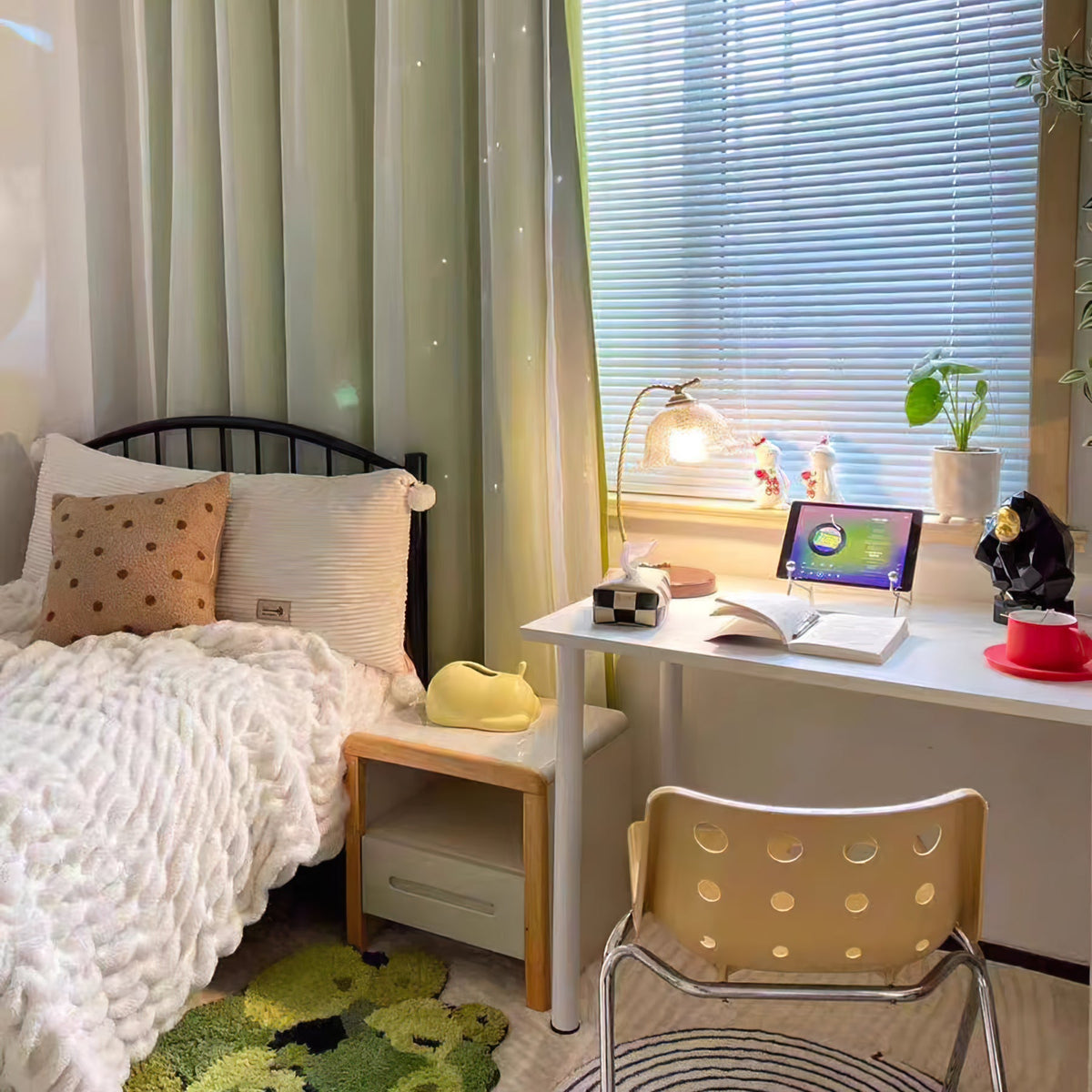 Compact Table Lamp with Adjustable Brightness
