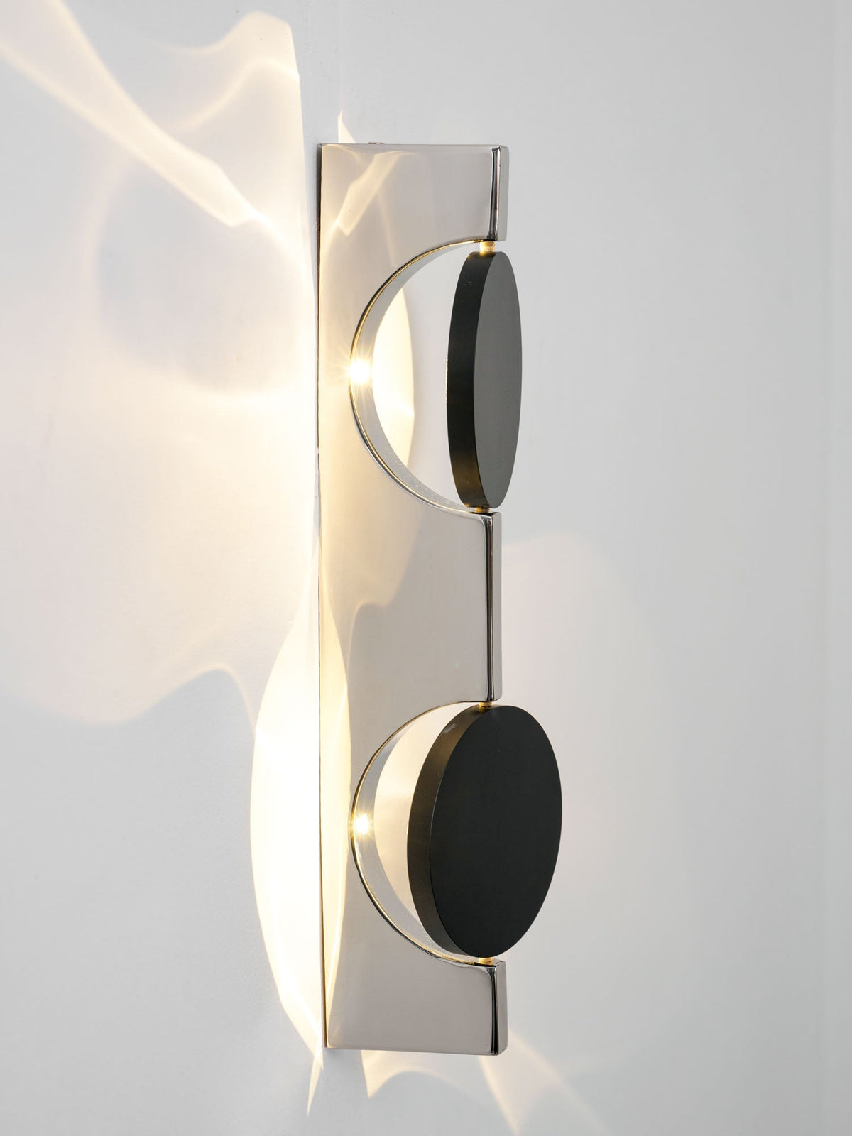 Wall Lamp with Dynamic Shadow Effect