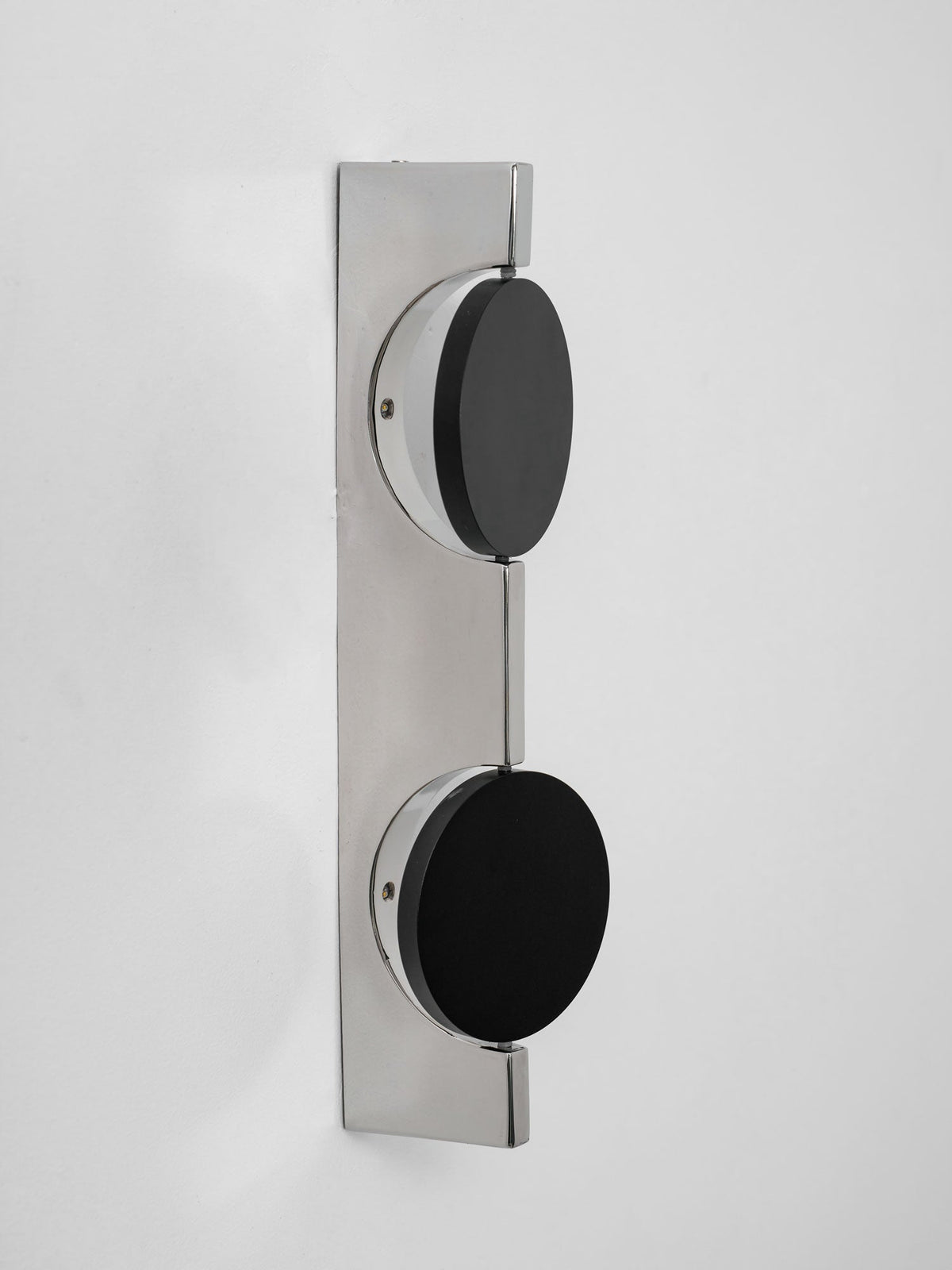 Wall Lamp with Dynamic Shadow Effect