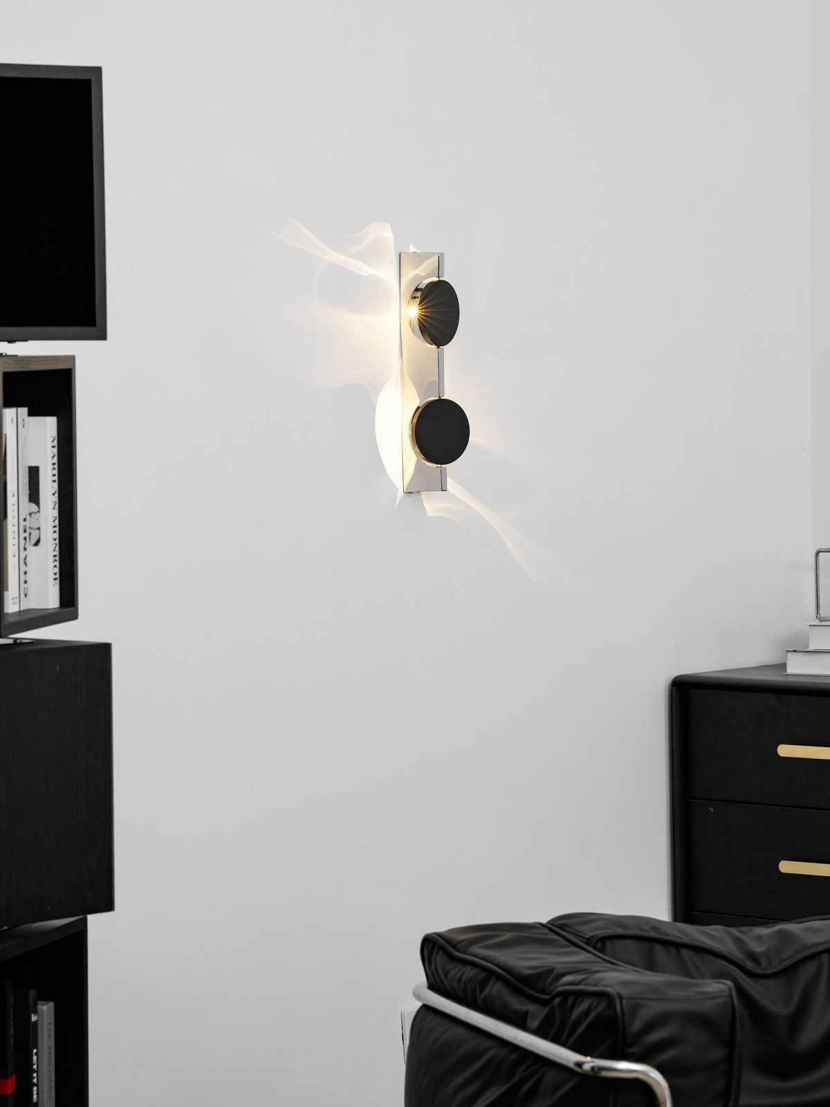 Wall Lamp with Dynamic Shadow Effect