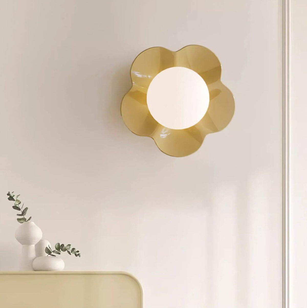 Flower-Shaped Wall Lamp with Adjustable Brightness