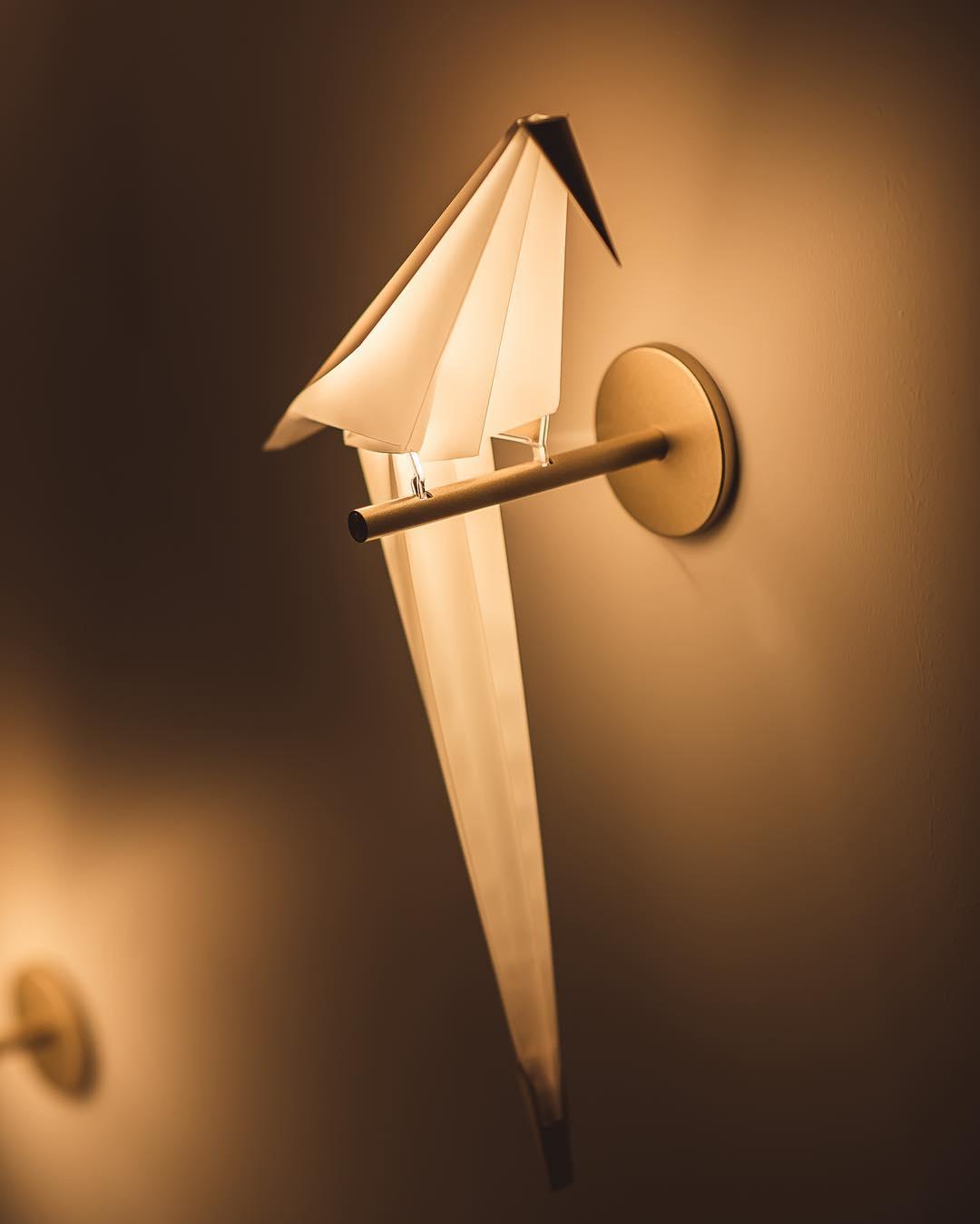 Bird-Inspired Wall Lamp with Adjustable Brightness