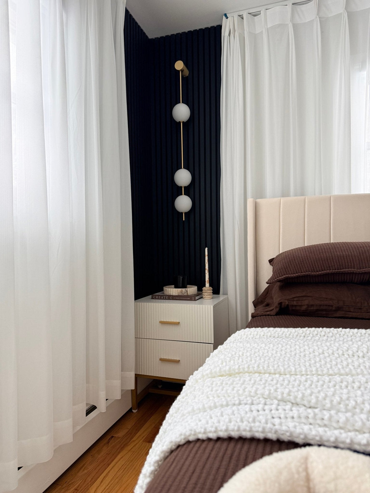 Vertical Balls Wall Lamp with Adjustable Brightness