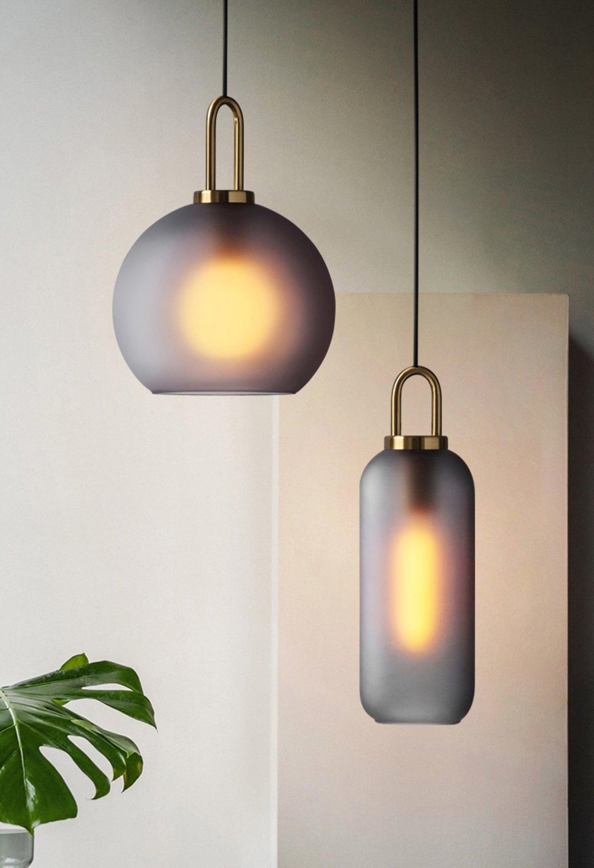 Pendulum Glass Pendant Lamp with Adjustable Height — front view